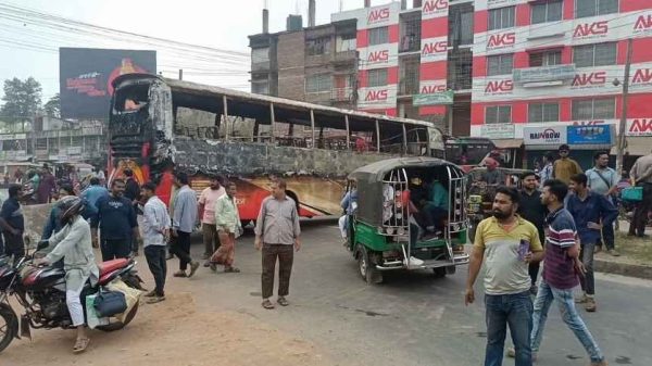 ঝিনাইদহে তেল পাম্পে কর্মচারীদের মারধরে এক যুবকের মৃত্যুর ঘটনায় বিক্ষুব্ধদের আগুনে পুড়ে যায় তিনটি বাস। এর প্রতিবাদে বাস শ্রমিকরা সড়ক অবরোধ করলে মহাসড়কে যান চলাচল বন্ধ হয়ে যায়।