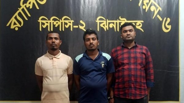 ঝিনাইদহে তেল পাম্পের কর্মচারীদের পিটুনিতে যুবক নিরব হোসেন নিহতের ঘটনায় থানায় মামলা হয়েছে। এ ঘটনায় তিনজনকে গ্রেফতার করেছে পুলিশ।