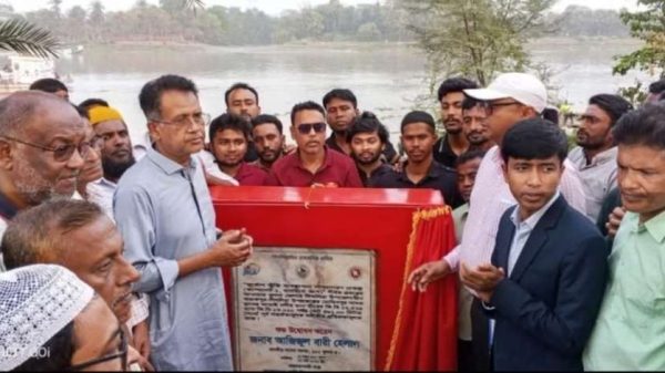 খুলনার দিঘলিয়ায় খাল পুনঃখনন ও আতাই নদীর তীর সংরক্ষণ কাজের উদ্বোধন করেছেন এমপি আজিজুল বারী হেলাল। জলাবদ্ধতা নিরসন ও কৃষি উন্নয়নে এই প্রকল্প বাস্তবায়ন হচ্ছে।