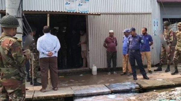 পাবনার ফরিদপুর ডেমরা বাজারে নকল দুধ তৈরির কারখানায় প্রশাসনের অভিযান