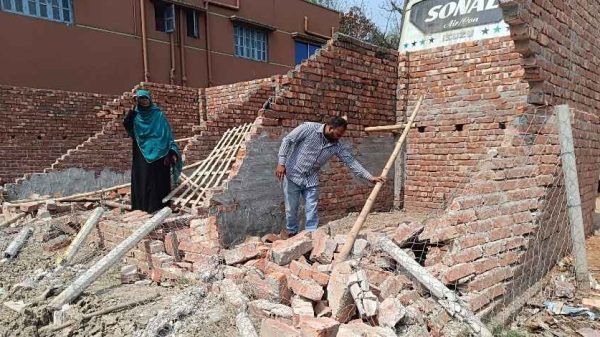 ঝিনাইদহের কালীগঞ্জে অসহায় পরিবারের নির্মাণাধীন দোকান ভাংচুরের অভিযোগ উঠেছে সাবেক এমপি আব্দুল মান্নানের পরিবারের বিরুদ্ধে। আদালতের রায়ের পরও সংঘর্ষ চলেছে।