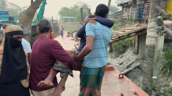 বঙ্গোপসাগরে মাছ ধরাকে কেন্দ্র করে জেলেদের মধ্যে সংঘর্ষে চার জন আহত ও দুই জন নিখোঁজ। হামলায় প্রায় পাঁচ লাখ টাকার মাছ লুট এবং জাল ক্ষতিগ্রস্ত হয়েছে।