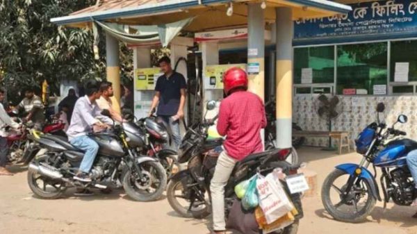 মধ্যপ্রাচ্যের যুদ্ধের প্রভাবে বাংলাদেশে জ্বালানি তেলের চাহিদা বেড়েছে। আতঙ্কে অতিরিক্ত কেনা ঠেকাতে ফিলিং স্টেশন থেকে তেল বিক্রিতে সীমা নির্ধারণ করেছে বিপিসি।