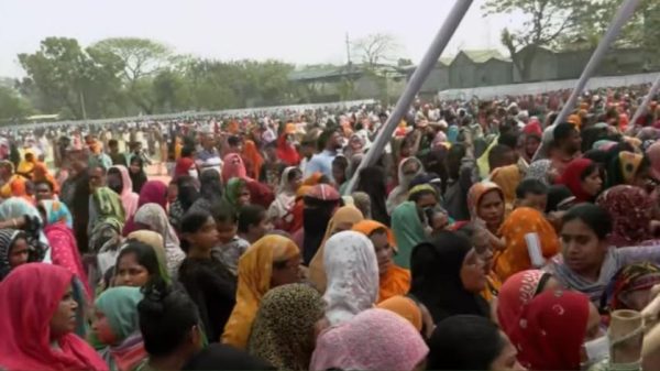 মঙ্গলবার (১০ মার্চ) মহাখালীর টিঅ্যান্ডডি কলোনী মাঠে ফ্যামিলি কার্ডের উদ্বোধন অনুষ্ঠানে জমা হয়েছেন নিম্নআয়ের সাধারণ মানুষ।