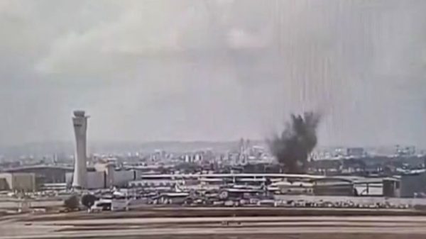 ইসরায়েলের প্রধান আন্তর্জাতিক বিমানবন্দর বেন গুরিয়নে ইরানের ক্ষেপণাস্ত্র আঘাত হেনেছে বলে দাবি করেছে ইসরায়েলি সংবাদমাধ্যম। তবে এ বিষয়ে এখনো কোনো মন্তব্য করেনি ইসরায়েলি সেনাবাহিনী।