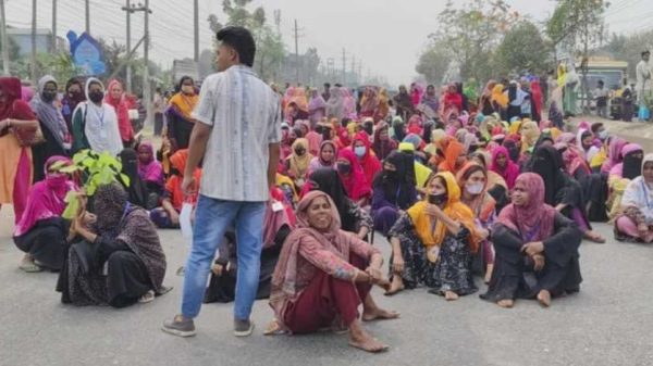 ভালুকায় বেতন ও ঈদ বোনাসের দাবিতে শ্রমিকদের মহাসড়ক অবরোধ