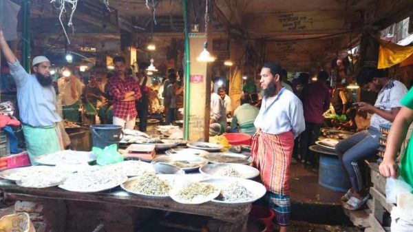 মুন্সীগঞ্জ শহরের প্রধান মাছ বাজারে টোল নির্ধারণ সংক্রান্ত টেন্ডারের দুটি রেট চার্ট তিন মাসের জন্য স্থগিত করেছেন হাইকোর্ট। বিকল্পভাবে নতুন হারে টোল আদায়ের নির্দেশ।