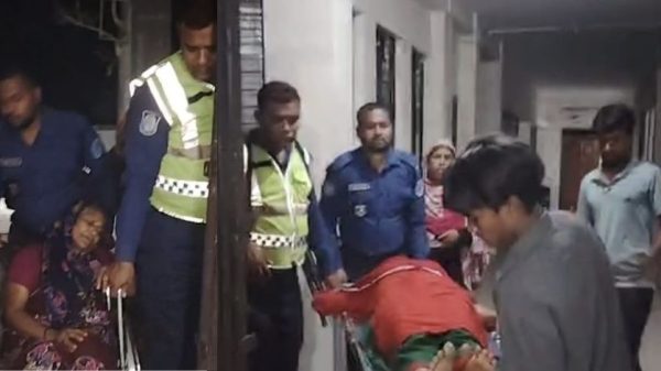 মুন্সীগঞ্জের শ্রীনগরে প্রতিপক্ষের বাড়িতে গুলিবর্ষণের ঘটনায় আহতদের উদ্ধার করছে স্থানীয়রা