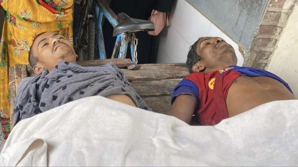 মুন্সীগঞ্জের লৌহজং উপজেলায় চোর সন্দেহে গণপিটুনিতে সাগর ও সানারুল নামে দুই যুবকের মৃত্যু হয়েছে। বিদ্যুতের তার চুরির অভিযোগে আটক করে স্থানীয়রা তাদের মারধর করে বলে জানা গেছে।