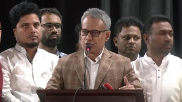 ঢাকা কলেজে ইফতার মাহফিলে সড়ক পরিবহন, রেল ও সেতুমন্ত্রী শেখ রবিউল আলম আধিপত্যের রাজনীতি পরিহার করে জনগণের সেবায় নিয়োজিত হওয়ার আহ্বান জানিয়েছেন।