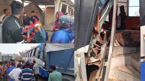 ঝিনাইদহের শৈলকুপায় ঝিনাইদহ-যশোর মহাসড়কে বাস নিয়ন্ত্রণ হারিয়ে বালুবোঝাই ট্রাকে ধাক্কা দেয়। এ ঘটনায় অন্তত ১০ জন যাত্রী আহত হয়েছেন।