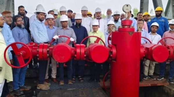 কুমিল্লার শ্রীকাইল গ্যাসক্ষেত্রের ৫ নম্বর কূপ উদ্বোধন করছেন প্রতিমন্ত্রী অনিন্দ্য ইসলাম অমিত