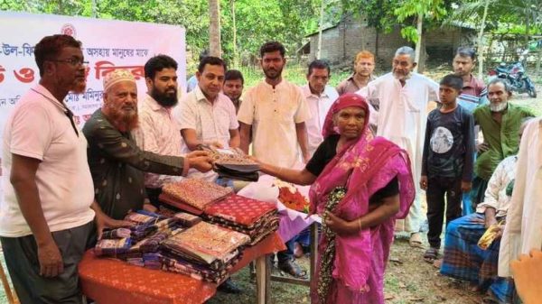 হরিণাকুন্ডুতে অসহায় মানুষের মাঝে ঈদ উপহার হিসেবে শাড়ি ও লুঙ্গি বিতরণ
