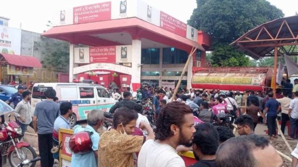 সাতক্ষীরায় ফিলিং স্টেশনে বাড়তি দামে তেল বিক্রির অভিযোগে ভ্রাম্যমাণ আদালতের অভিযান