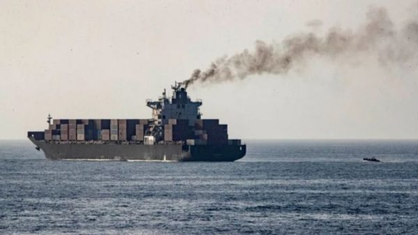 ওমান উপসাগরে মার্কিন নৌবাহিনীর হাতে ইরানি জাহাজ ‘তুসকা’ জব্দের ঘটনায় উত্তেজনা বেড়েছে। দ্রুত মুক্তির দাবি জানিয়ে যুক্তরাষ্ট্রকে কঠোর হুঁশিয়ারি দিয়েছে তেহরান।