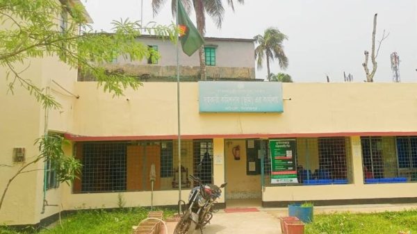 পিরোজপুরের কাউখালী ভূমি অফিসে দুর্ধর্ষ চুরি, জানালার গ্রিল ভেঙে প্রায় ২ লক্ষ টাকা লুট। ঘটনাস্থল পরিদর্শন করেছে প্রশাসন, তদন্ত চলছে।