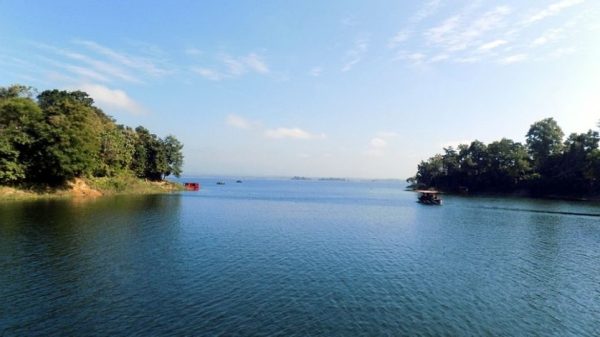 কাপ্তাই হ্রদে কার্প জাতীয় মাছের প্রজনন নিশ্চিত করতে ৩ মাসের মাছ ধরা নিষেধাজ্ঞা জারি। এতে জেলে ও ব্যবসায়ীদের মধ্যে উদ্বেগ বেড়েছে।