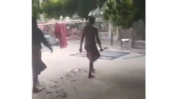 ঝিনাইদহের কালীগঞ্জে জমি বিরোধের জেরে বাড়িতে হামলা, ভাঙচুর ও লুটপাটের ঘটনা ঘটেছে। এতে ৬৫ বছরের বৃদ্ধাসহ দুই নারী আহত হয়েছেন। থানায় অভিযোগ দায়ের করা হয়েছে।