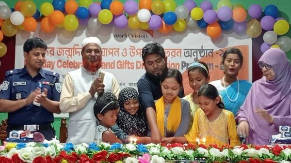 কাহারোলে ওয়ার্ল্ডভিশনের আয়োজনে শিশুদের জন্মদিন উদযাপন ও উপহার বিতরণ অনুষ্ঠান