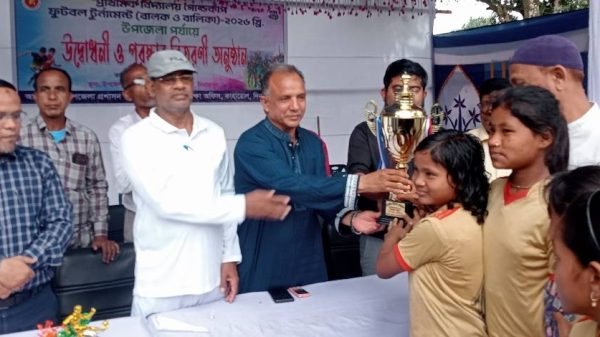 দিনাজপুরের কাহারোলে প্রাথমিক বিদ্যালয় গোল্ড কাপ ফুটবল টুর্নামেন্ট ২০২৬-এর ফাইনাল ও পুরস্কার বিতরণ জাঁকজমকপূর্ণভাবে সম্পন্ন হয়েছে। বালক ও বালিকা বিভাগে বিজয়ীরা শিরোপা জিতেছে।