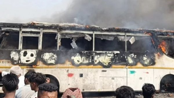 কুমিল্লায় বাসে আগুন নেভাতে ফায়ার সার্ভিসের কাজ