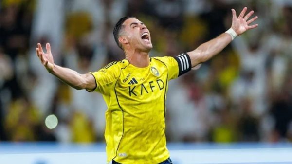 আল নাসরের জার্সিতে জোড়া গোলের পর উদযাপন করছেন ক্রিশ্চিয়ানো রোনালদো