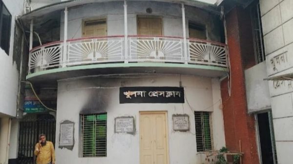 খুলনা প্রেসক্লাবে সাংবাদিক লাঞ্ছনার প্রতিবাদে মানববন্ধন