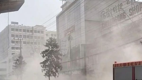 চট্টগ্রাম ষোলশহর চিটাগাং শপিং কমপ্লেক্সে অগ্নিকাণ্ড ও ফায়ার সার্ভিসের আগুন নিয়ন্ত্রণ কার্যক্রম