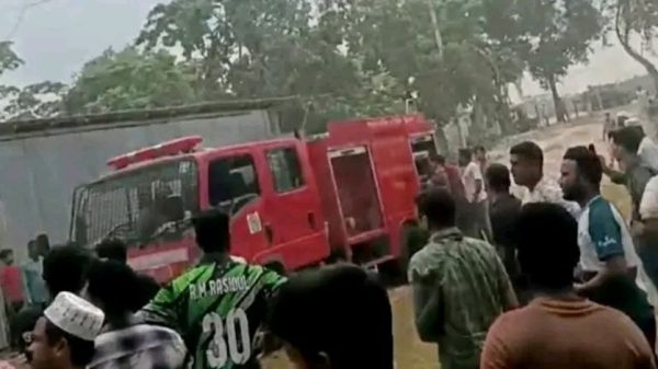 ছারছীনা দরবার শরীফে নির্মাণাধীন ভবনে অগ্নিকাণ্ডের দৃশ্য