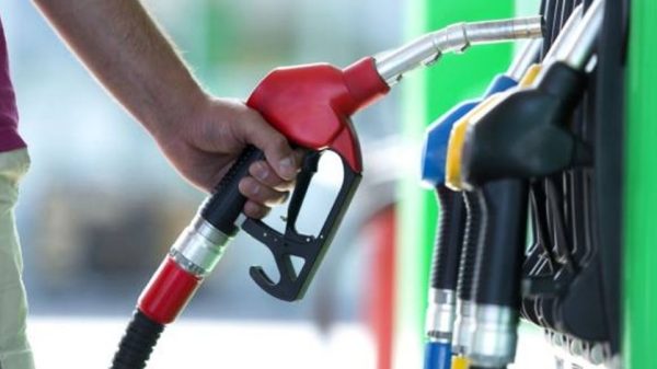 জ্বালানি আমদানির জন্য বন্দরে নোঙর করা তেলবাহী জাহাজ