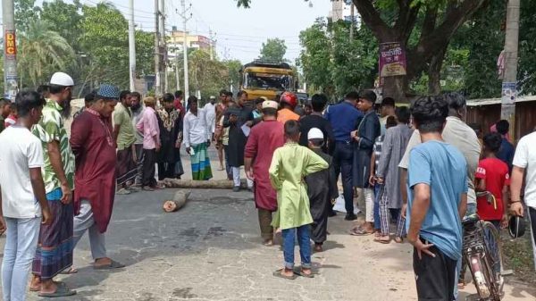 ঝিনাইদহের আরাপপুর এলাকায় ট্রাকচাপায় শাম্মী আক্তার নামে এক নারী নিহত হয়েছেন। ভাঙা সড়কের কারণে মোটরসাইকেল থেকে পড়ে এই দুর্ঘটনা ঘটে।