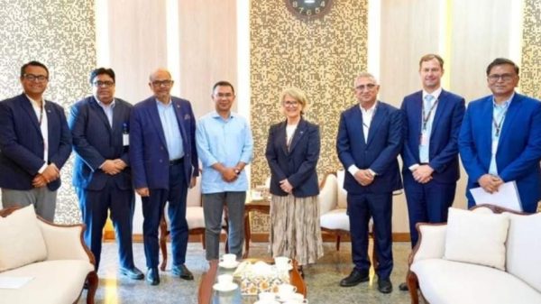 প্রধানমন্ত্রীর সঙ্গে টেলিনর সিইওর বৈঠকের দৃশ্য, টেলিযোগাযোগ খাতে বিনিয়োগ আলোচনা