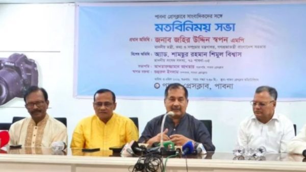 পাবনা প্রেসক্লাবে সাংবাদিকদের সঙ্গে মতবিনিময়ে বক্তব্য দিচ্ছেন তথ্যমন্ত্রী