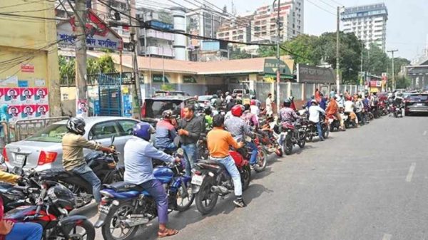 তেল নেওয়ার জন্য পাম্পে লম্বা লাইন