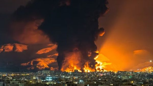 তেহরানে যুক্তরাষ্ট্র ও ইসরায়েলের বিমান হামলায় বিশ্ববিদ্যালয় ও আবাসিক এলাকা ক্ষতিগ্রস্ত। বিস্ফোরণ, ধোঁয়া ও আতঙ্কে রাজধানী।