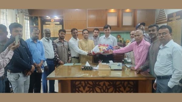 খুলনার দিঘলিয়ায় নবাগত ইউএনও সুজন দাশ গুপ্তের সঙ্গে প্রেসক্লাব নেতৃবৃন্দের সৌজন্য সাক্ষাৎ ও শুভেচ্ছা বিনিময়। উন্নয়ন ও স্বচ্ছ প্রশাসনের প্রত্যাশা।