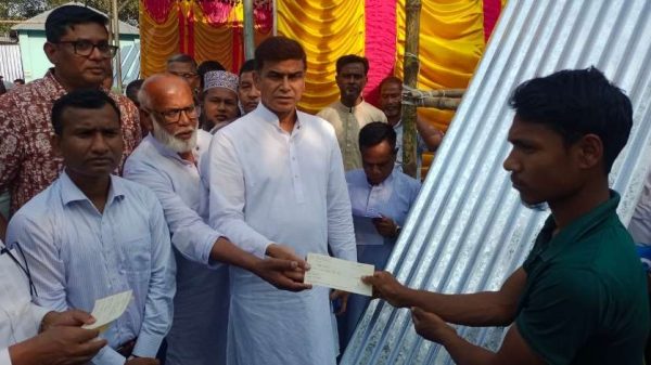 দেবীগঞ্জে শিলাবৃষ্টি ও কালবৈশাখী ঝড়ে ক্ষতিগ্রস্তদের মাঝে টিন ও নগদ সহায়তা বিতরণ