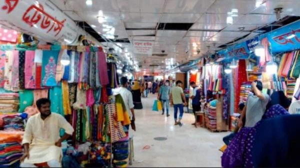 রাত ৭টা পর্যন্ত খোলা থাকা শপিংমল ও দোকানপাটের দৃশ্য