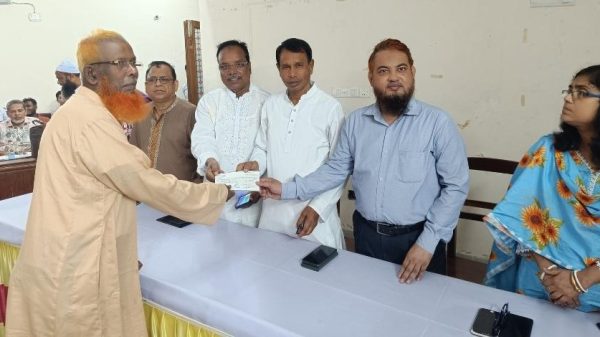ঝিনাইদহ জেলা পরিষদে চেক বিতরণ অনুষ্ঠানের দৃশ্য