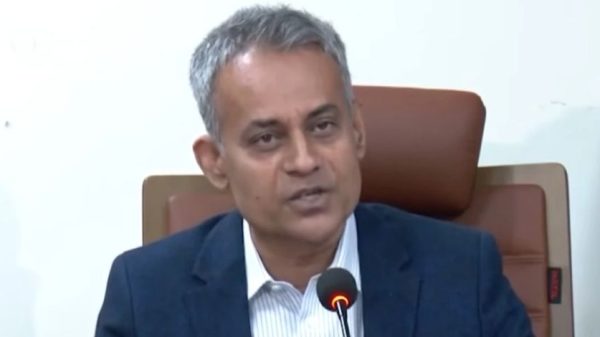 হরমুজ প্রণালি অতিক্রম করতে না পারা ‘বাংলার জয়যাত্রা’ জাহাজ ইস্যুতে কূটনৈতিক তৎপরতা চলছে বলে জানিয়েছেন নৌপরিবহনমন্ত্রী। জ্বালানি সংকট নেই বলেও আশ্বাস।