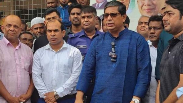 বাংলাদেশে জ্বালানি তেলের মজুত ও সরবরাহ স্বাভাবিক। জুন পর্যন্ত কোনো সংকট হবে না বলে জানিয়েছেন প্রতিমন্ত্রী মীর শাহে আলম।