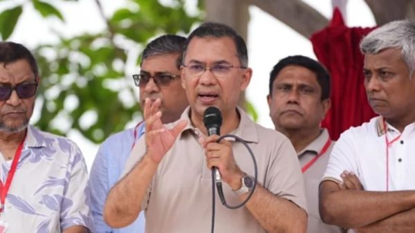 যশোরে খাল পুনঃখনন কর্মসূচিতে বক্তব্য দিচ্ছেন প্রধানমন্ত্রী তারেক রহমান