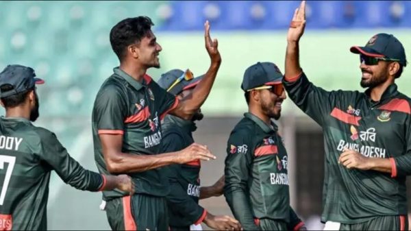 নাজমুল হোসেন শান্তর সেঞ্চুরি ও মোস্তাফিজুর রহমানের ফাইফারে নিউজিল্যান্ডকে হারিয়ে ২-১ ব্যবধানে সিরিজ জিতেছে বাংলাদেশ।