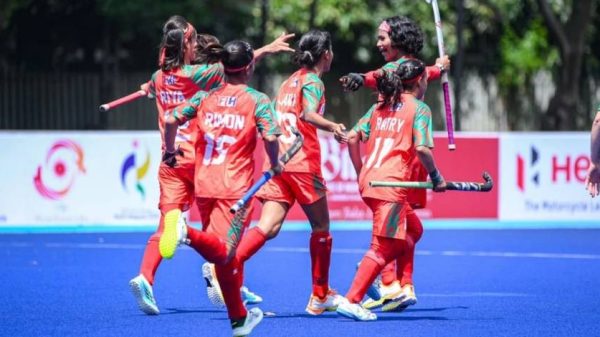 হংকংকে ২-১ গোলে হারিয়ে প্রথমবার এশিয়ান গেমসের মূল পর্বে জায়গা করে নিয়েছে বাংলাদেশের নারী হকি দল।