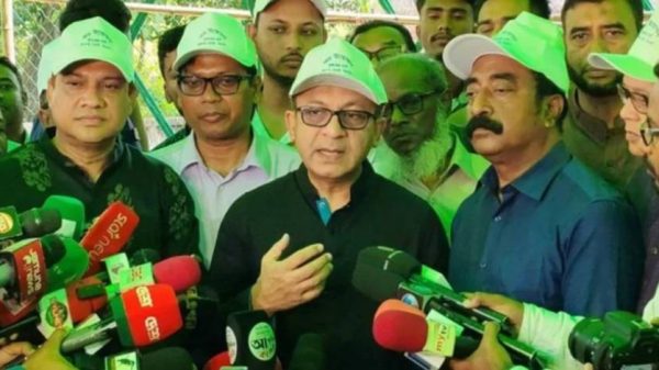 কৃষকের হাট চালুর মাধ্যমে বাজার সিন্ডিকেট ভাঙার ঘোষণা। সরাসরি বিক্রিতে কৃষক ও ভোক্তা উভয়ের লাভ হবে বলে জানিয়েছেন বাণিজ্যমন্ত্রী।