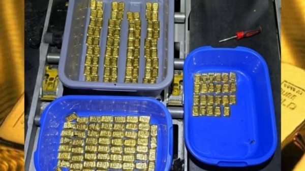 দুবাই থেকে আসা বাংলাদেশ বিমানের একটি ফ্লাইটের শৌচাগার থেকে ১৮ কেজি স্বর্ণ উদ্ধার করা হয়েছে। চোরাচালান চক্র শনাক্তে জোরদার তদন্ত করছে পুলিশ।