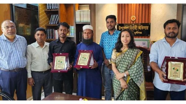 মুন্সীগঞ্জের লৌহজংয়ে বেদে সম্প্রদায়ের চার সফল ব্যক্তিকে উপজেলা প্রশাসনের উদ্যোগে সম্মাননা প্রদান করা হয়েছে।