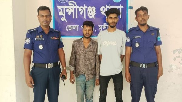 লিশের উদ্ধার করা চোরাই অটোরিকশা ও গ্রেফতারকৃত আসামি