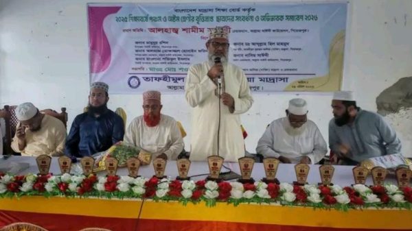 পিরোজপুরে কৃতী শিক্ষার্থীদের সংবর্ধনা অনুষ্ঠানে বক্তব্য দিচ্ছেন শামীম সাঈদী