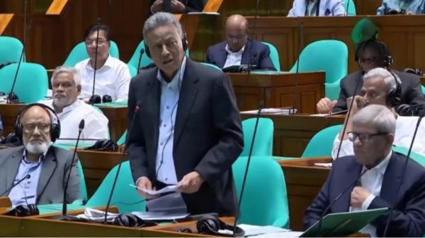 জাতীয় সংসদে শেয়ারবাজার লুটপাট নিয়ে বক্তব্য দিচ্ছেন অর্থমন্ত্রী আমির খসরু মাহমুদ চৌধুরী